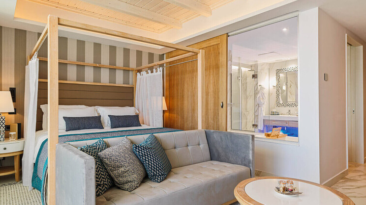 Amanti Madefortwo Hotels